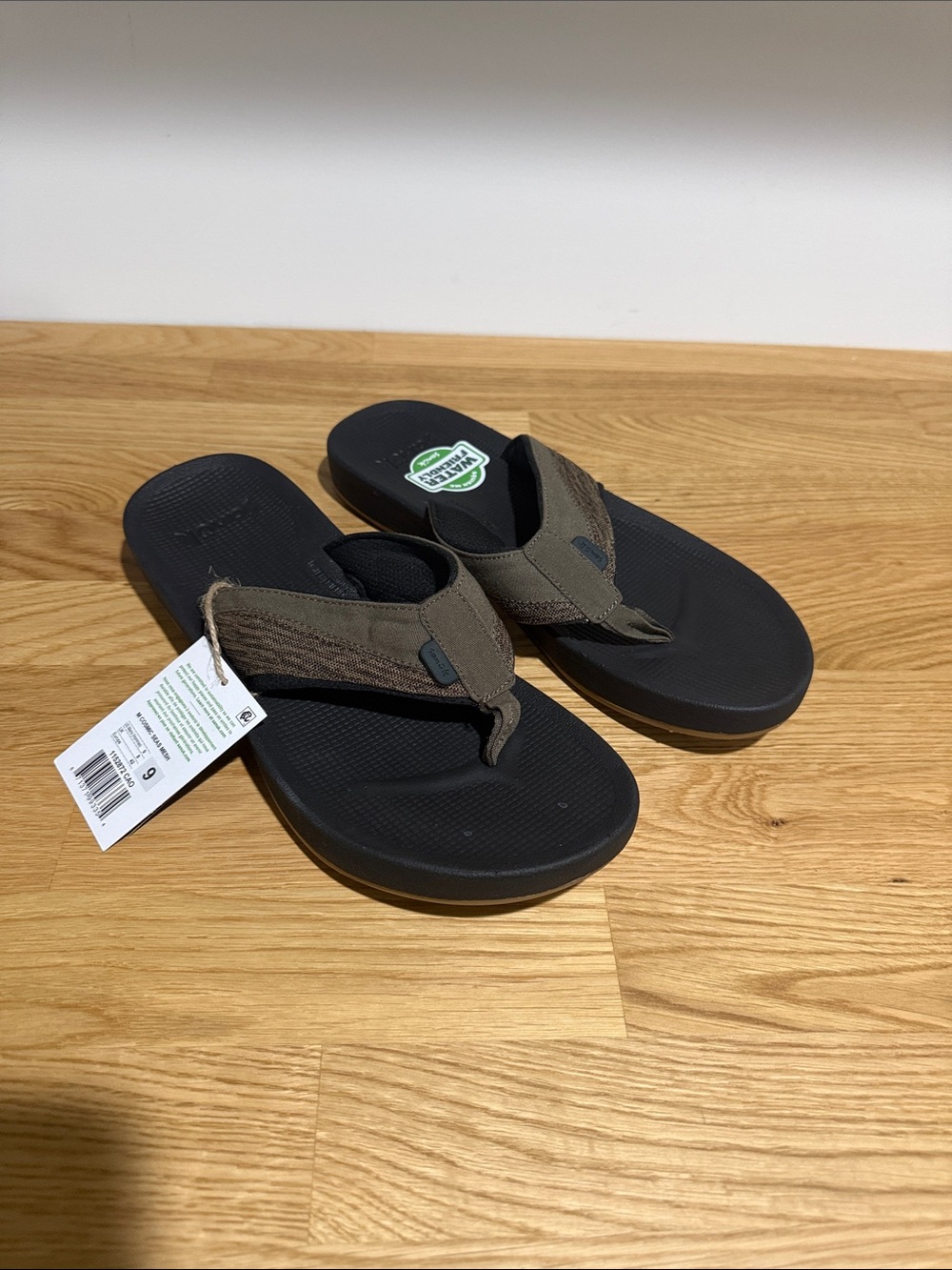 Brand new Sanuk size 9 Men's Black Fabric Strap Flip-Flops